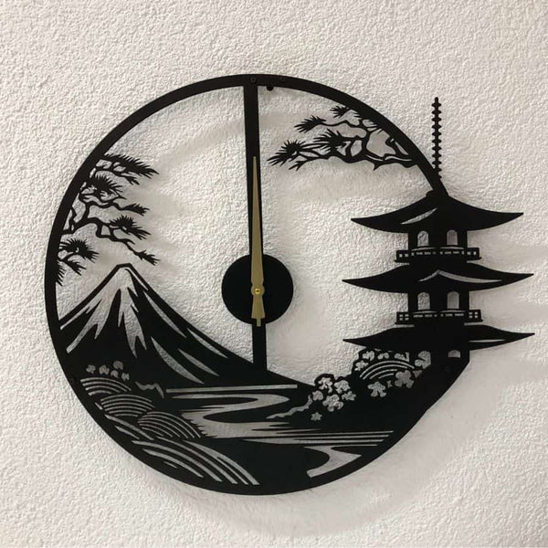 Horloge murale en métal représentant un paysage japonais
